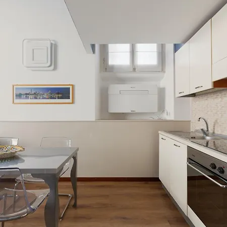 Guesthost - M5 Istria & Marche Roomy Lofted Apartmán Milán