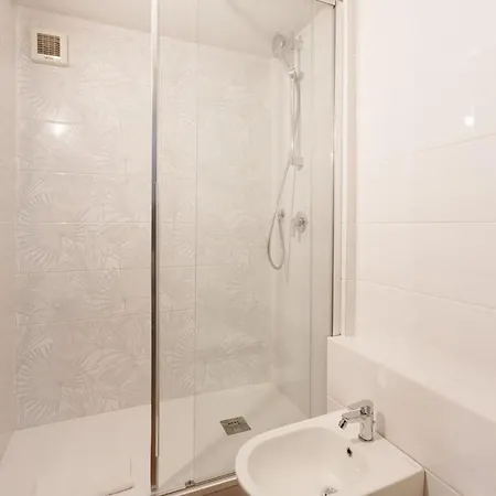 Guesthost - M5 Istria & Marche Roomy Lofted Μιλάνο